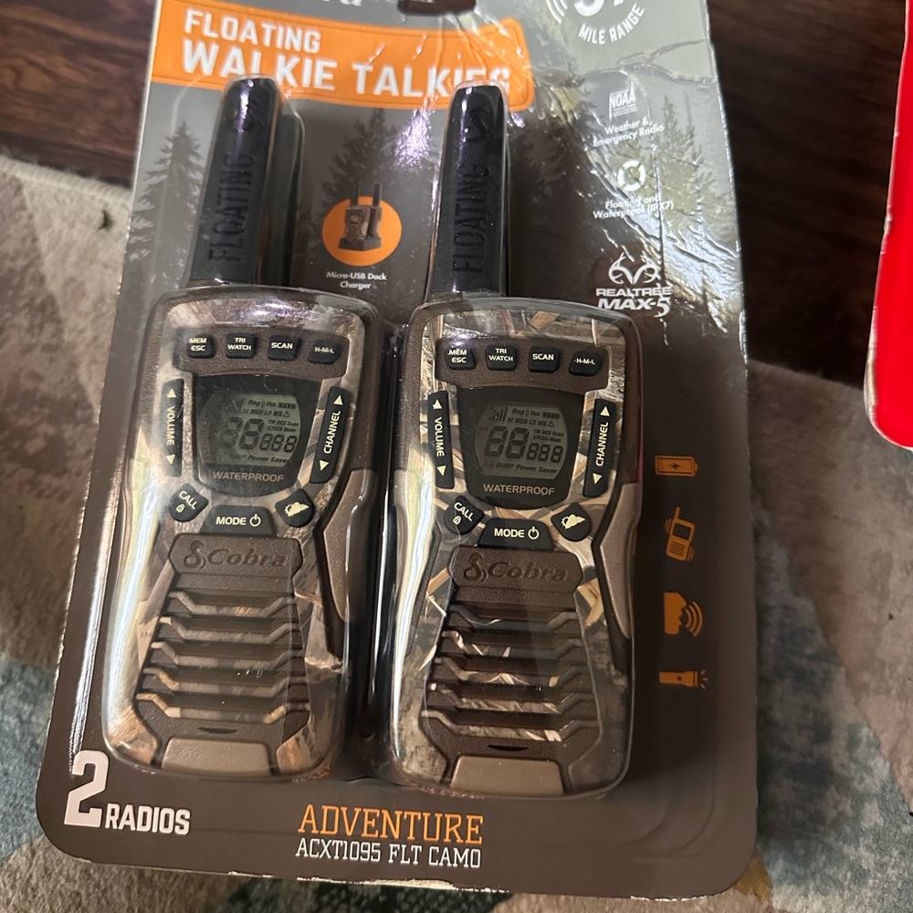 Cobra ACXT1095 walkie-talkie radios